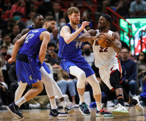 NBA常规赛倒计时，达拉斯独行侠转会期战术微调，细节引发关注，赛场秩序良好，轮换策略成焦点的简单介绍